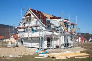 Rohbau eines neuen Wohnhauses für eine Familie