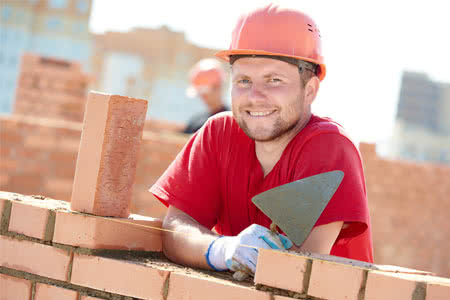 Bauhelferversicherung - Mann mit Spachtel