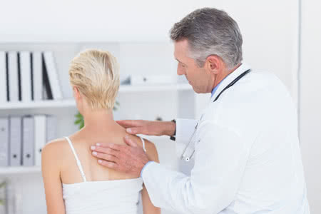 Krankenzusatzversicherung - Arzt behandelt Patientin