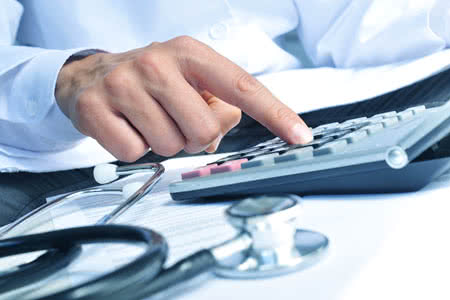 Krankenzusatzversicherung - Mann bedient Taschenrechner