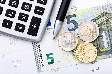 Maschinenversicherung - Geld mit einem Taschenrechner