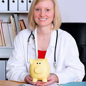 Praxisversicherung Ärztin mit Sparschwein