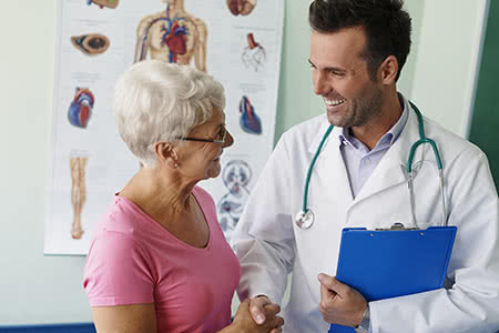 Praxisversicherung - Arzt mit älterer Patientin