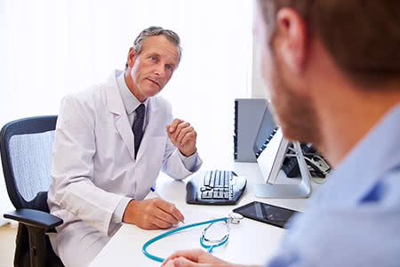Praxisversicherung - Arzt mit Patient