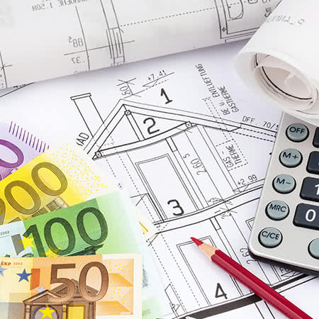 Baufertigstellungsversicherung - Baupläne mit Geldscheinen