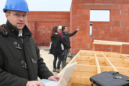 Bauversicherung bei Neubau und Umbau - Mann auf einer Baustelle