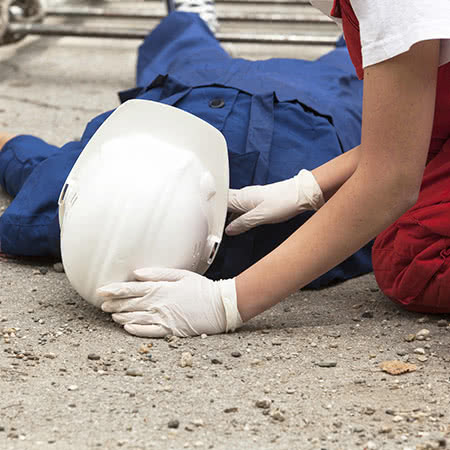 Bauherrenhaftpflichtversicherung - Verletzter Mann auf dem Boden