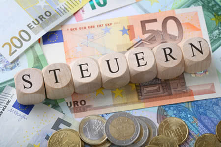 Drohnenversicherung - Geldscheine mit Steuern Bausteinen