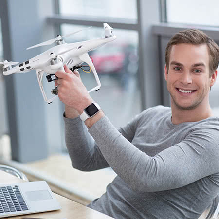 Drohnenversicherung - Mann mit einer Drohne