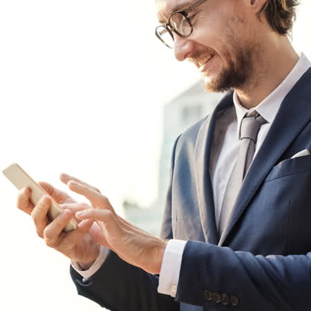 Gebäudeversicherung Angebot - Recherche mit Handy