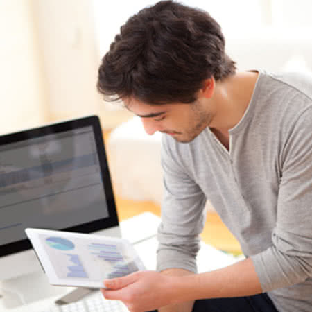 Glasversicherung Angebot - Mann recherchiert am Tablet