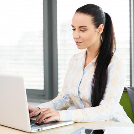 Glasversicherung Vergleich - Frau am Laptop