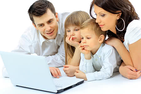 Hausratversicherung - Familie vor dem Laptop