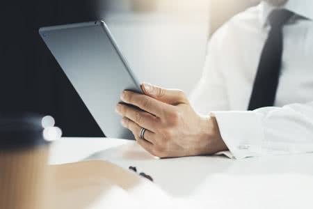 Betriebshaftpflicht Bestatter - Recherche auf dem Tablett