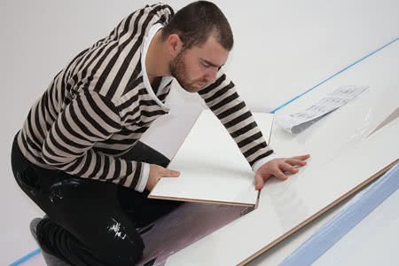 Betriebshaftpflicht Bodenleger - Mann bei der Arbeit