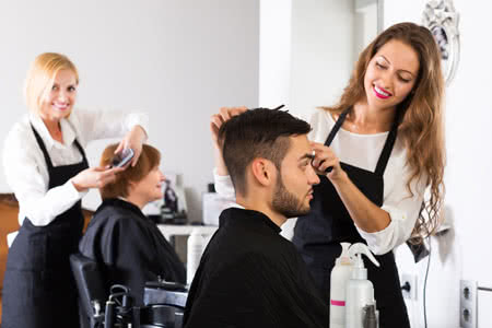 Betriebshaftpflicht Friseur - Junge Friseurin