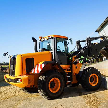 Traktor Versicherung - Traktor im Hof
