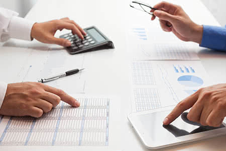 Vertrauensschadenversicherung - Geschäftspartner gehen die Kosten durch