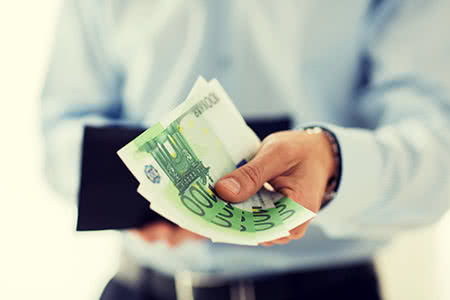 Wohnwagen Versicherung - Mann mit Geldscheinen