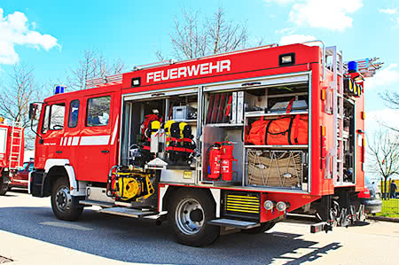 versicherungscheck24.de – Feuerwehrauto beim Einsatz