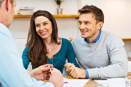 versicherungscheck24.de – Glückliches Paar wird beraten