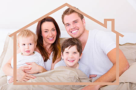 versicherungscheck24.de – Hausratversicherung – Haus – Familie unter einem Dach