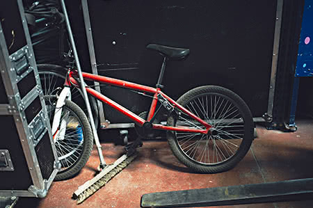 versicherungscheck24.de – Hausratversicherung – Keller – Fahrrad steht im Keller