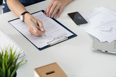 versicherungscheck24.de – Mietvertrag wird überprüft