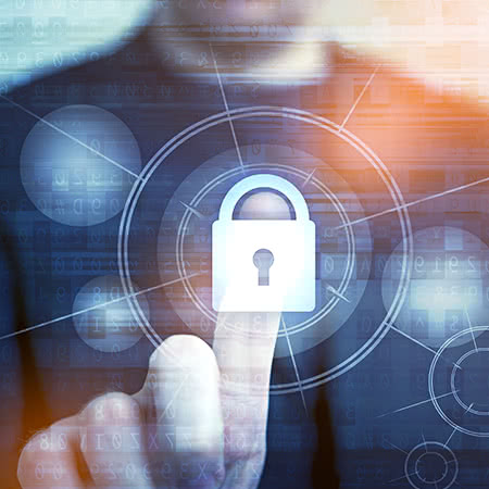 versicherungscheck24.de – Hausratversicherung – Tresor – Mann drückt auf Security-Symbol