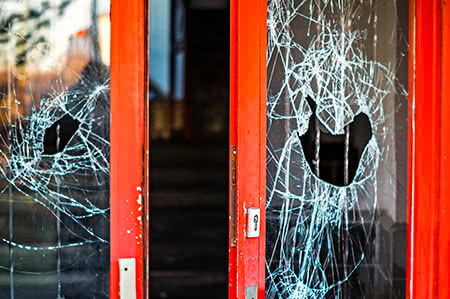 versicherungscheck24.de – Hausratversicherung – Vandalismus – Eingeschlagene Scheiben