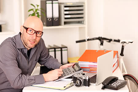 versicherungscheck24.de – Mann prüft Versicherungssumme seiner Hausratversicherung 