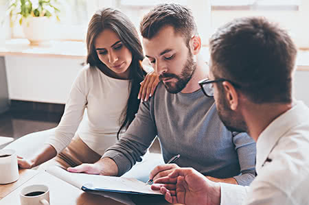 versicherungscheck24.de – Hausratversicherung – wichtig – Paar wird beraten