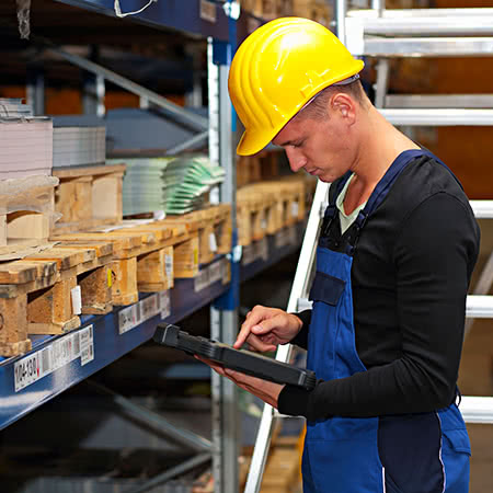 versicherungscheck24.de – Lagergut Versicherung – Lagerarbeiter mit Dokumenten im Lager