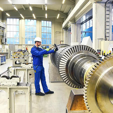 versicherungscheck24.de – Arbeiter an großer Maschine