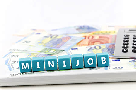 versicherungscheck24.de – Pflegeversicherung – Arbeitgeberanteil – Das Wort Minijob auf Würfeln