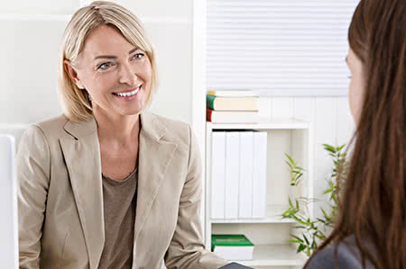 versicherungscheck24.de – Pflegeversicherung – Beihilfe – Zwei Frauen im Gespräch