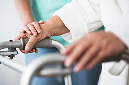 versicherungscheck24.de – Pflegeversicherung – Einführung – Seniorin mit Gehhilfe