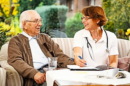 versicherungscheck24.de – Pflegeversicherung – Erhöhung – Senior mit Pflegerin