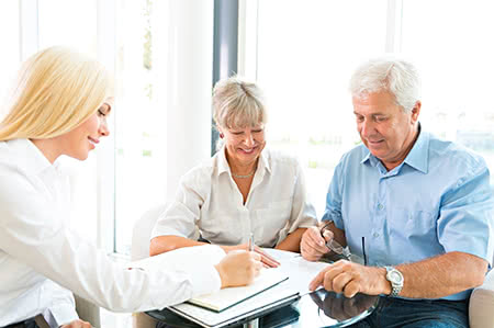 versicherungscheck24.de – Pflegeversicherung – Erhöhung – Seniorenpaar wird beraten