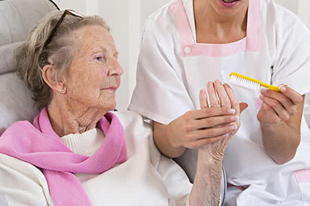 versicherungscheck24.de – Pflegeversicherung – Pflegeversicherungssatz – Pflegerin hilft Seniorin bei Körperpflege