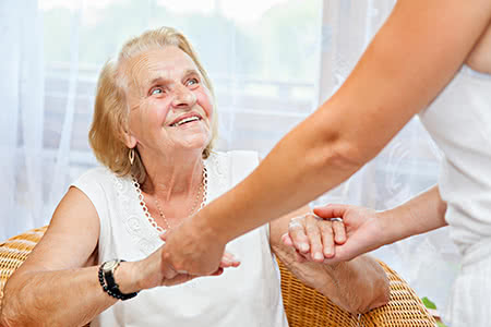 versicherungscheck24.de – Pflegeversicherung – Prozentsatz – Seniorin mit Pflegerin