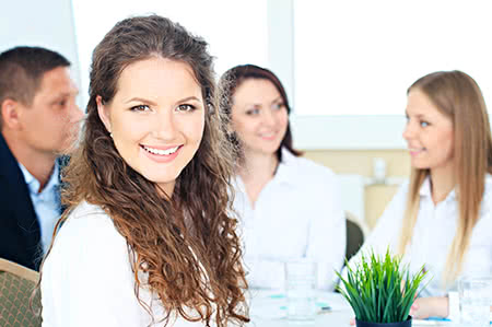 versicherungscheck24.de – Pflegeversicherung – Versicherungsträger – Junge Büroangestellte lächelt in die Kamera