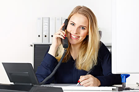 versicherungscheck24.de – Private Pflegeversicherung – Beitrag – Freundliche Beraterin am Telefon