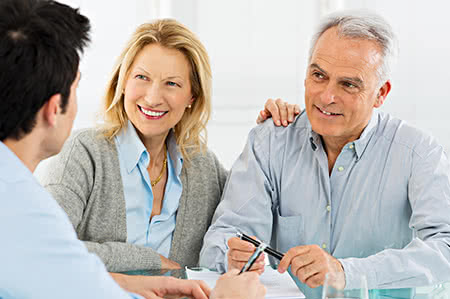 versicherungscheck24.de – Private Pflegeversicherung – Rechner – Seniorenpaar lässt sich beraten