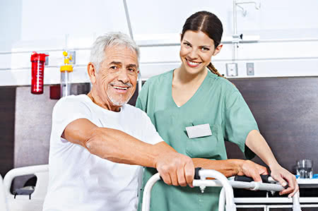 versicherungscheck24.de – Soziale Pflegeversicherung – Senior mit freundlicher Pflegekraft