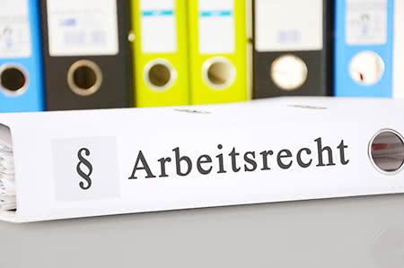 versicherungscheck24.de – Rechtsschutzversicherung – Beruf – Akten mit der Aufschrift Arbeitsrecht