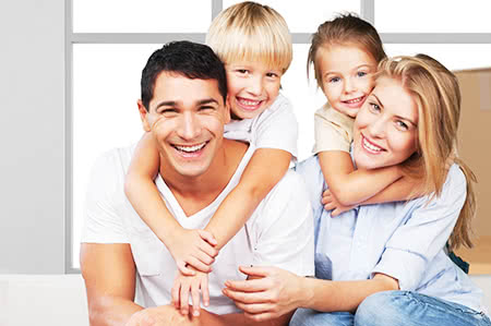 versicherungscheck24.de – Rechtsschutzversicherung – Familie – Eine glückliche Familie sitzt beieinander