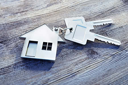 versicherungscheck24.de – Wohngebäudeversicherung – Fertighaus – Schlüsselbund mit kleinem Haus
