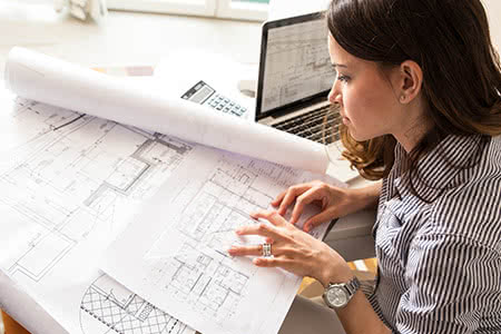Haftpflicht für Architekten - Eine Architektin am arbeiten
