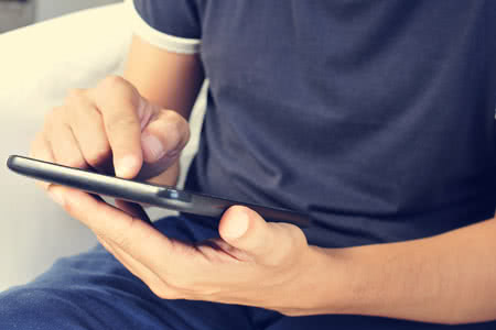 Bauhelfer Unfallversicherung - Online Recherche am Tablet